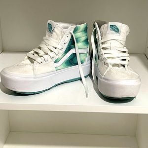 Van’s Ladies SK8-Hi Stackform shoes, size 6.5.